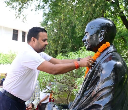 राजनांदगांव: अपर कलेक्टर ने राष्ट्रपिता महात्मा गांधी की प्रतिमा पर माल्यार्पण कर किया नमन…