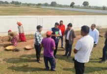 राजनांदगांव: कलेक्टर ने ग्राम सुंदरा में विभिन्न विकास कार्यों एवं शासकीय योजनाओं का किया निरीक्षण…
