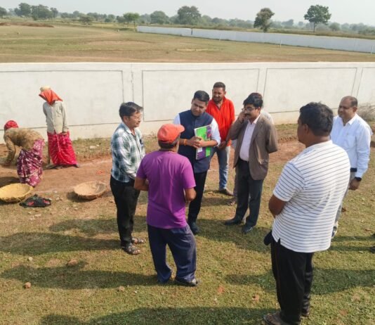 राजनांदगांव: कलेक्टर ने ग्राम सुंदरा में विभिन्न विकास कार्यों एवं शासकीय योजनाओं का किया निरीक्षण…