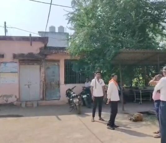 धमतरी : पितृ भोज से लौटते ही काल बना ट्रक,पिता और 12 साल के मासूम की मौके पर मौत,दूसरे बेटे की हालत नाजुक…