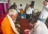 सफाई कर्मचारियों के पैर धोकर पूर्व विधायक ने मनाया जन्मदिन, महिलाओं को साड़ी भेंट की…