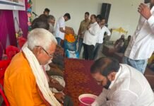सफाई कर्मचारियों के पैर धोकर पूर्व विधायक ने मनाया जन्मदिन, महिलाओं को साड़ी भेंट की…