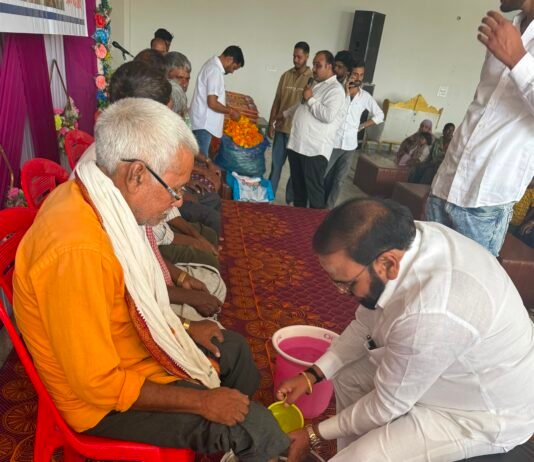 सफाई कर्मचारियों के पैर धोकर पूर्व विधायक ने मनाया जन्मदिन, महिलाओं को साड़ी भेंट की…