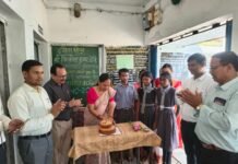 बच्चे के जन्मदिन पर अपर कलेक्टर मिथलेश कुमार डोंडे ने विद्यार्थियों के साथ साझा की खुशियां, विद्यालय में कराया न्योता भोज…