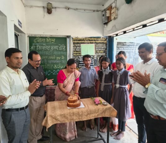 बच्चे के जन्मदिन पर अपर कलेक्टर मिथलेश कुमार डोंडे ने विद्यार्थियों के साथ साझा की खुशियां, विद्यालय में कराया न्योता भोज…