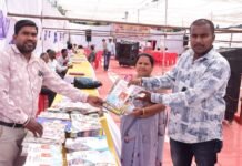 राजनांदगाव : सेवा सेतु शिविर में जनसंपर्क विभाग के स्टॉल से नागरिकों को मिली शासकीय योजनाओं की जानकार…