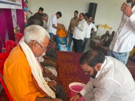 सफाई कर्मचारियों के पैर धोकर पूर्व विधायक ने मनाया जन्मदिन, महिलाओं को साड़ी भेंट की…