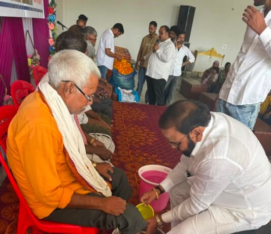 सफाई कर्मचारियों के पैर धोकर पूर्व विधायक ने मनाया जन्मदिन, महिलाओं को साड़ी भेंट की…